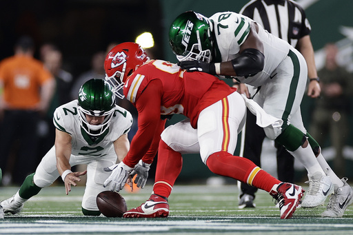 Chiefs beat Jets 23-20 with Swift, Rodgers watching