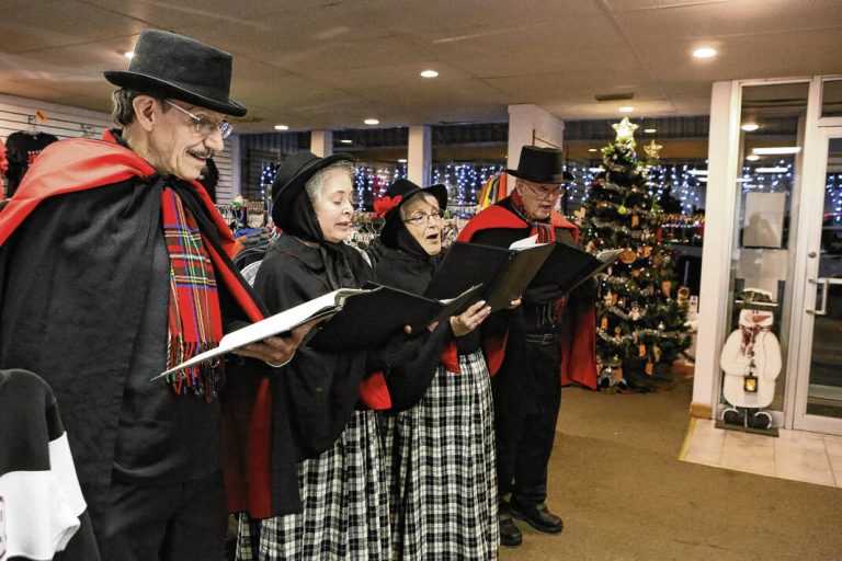 Christmas of Yesteryear draws crowd in Hope The Republic News